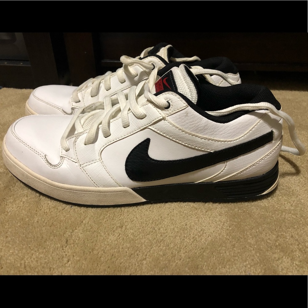 Nike Mogan size 10